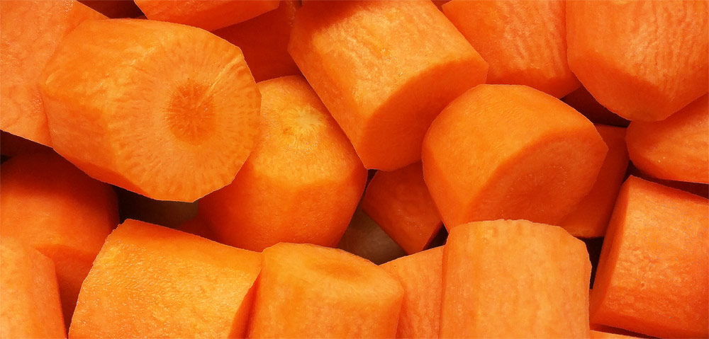 Carottes crues pelées et coupées en tranches